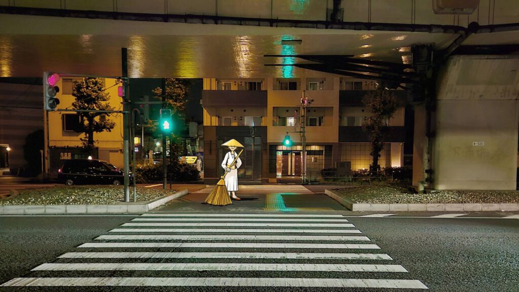 Fußgängerüberweg mit Zebrastreifen unter einer Brücke in Ikebukuro