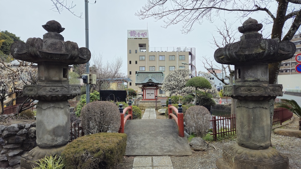 Kleine Schrein zwischen den Seibu Dome und Yamaguchi Kannon