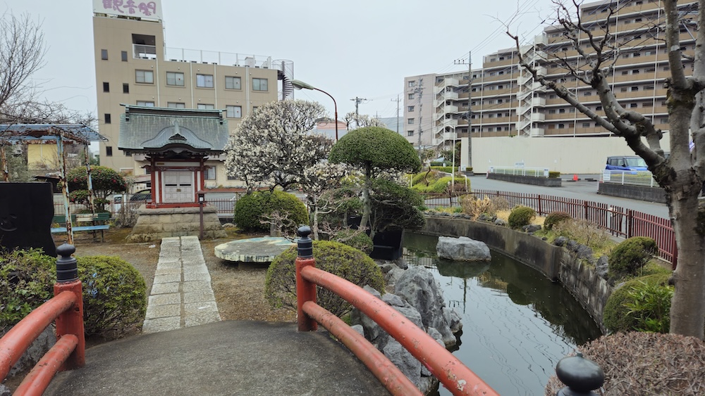 Kleine Schrein zwischen den Seibu Dome und Yamaguchi Kannon